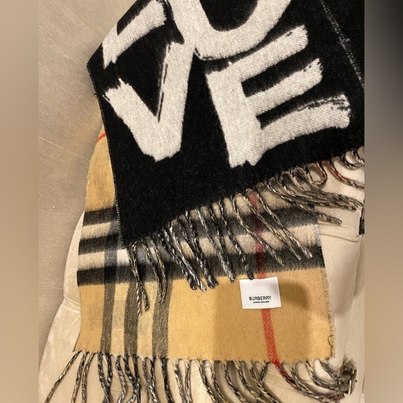 BURBERRY Reversible Wool & Cashmere Scarf – Icon Stripe & LOVE Graphic - Picture 2 of 8